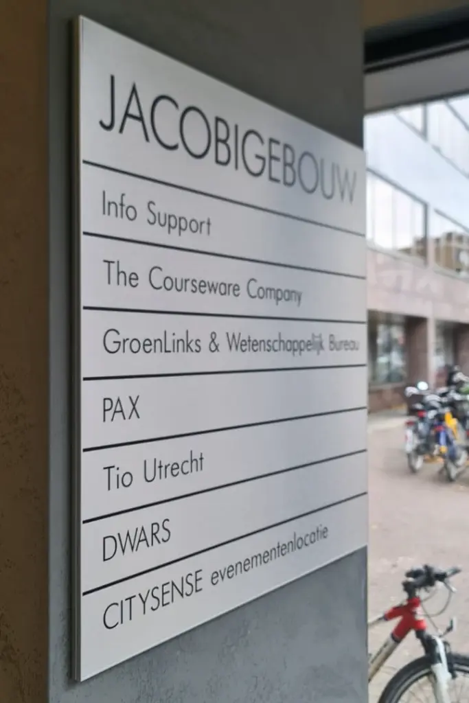 Zijkant Systeem F wandbord MET BUTLERFINISH RVSLOOK plaat tbv belettering.webp