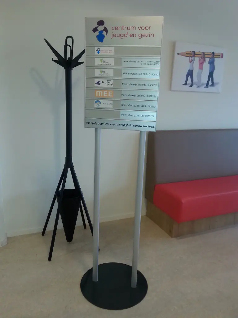 Aan-afwezigheidsbord 62mm profielen op een Truf standaard.webp