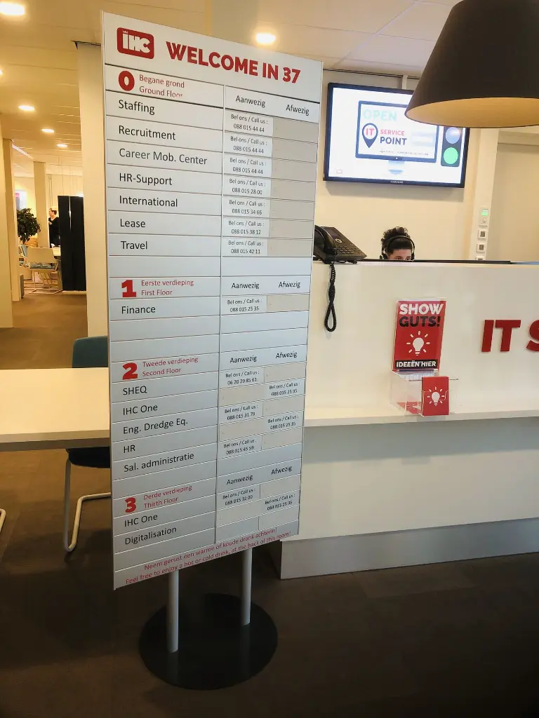 Samengesteld bord op Tubo Truf standaard.webp