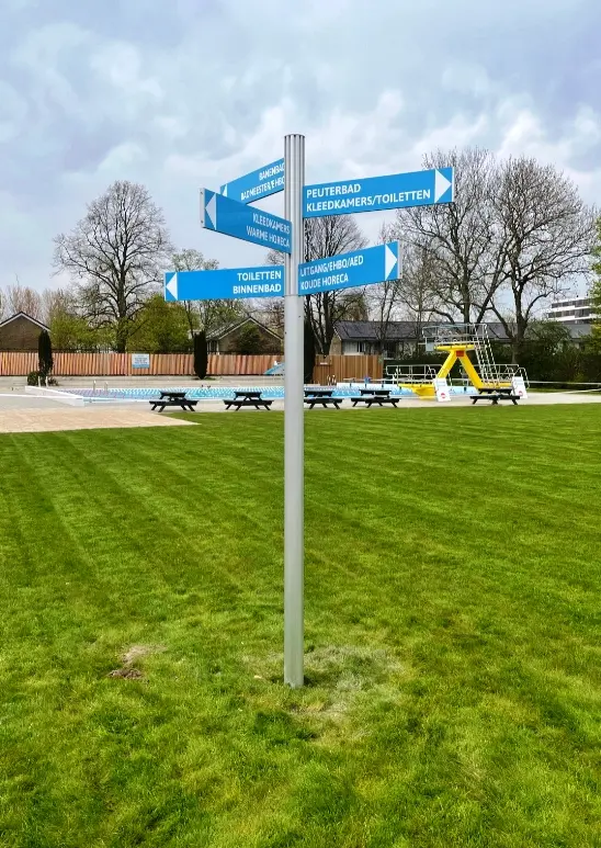 S100X wegwijzerpaal met 12 groeven in geanodiseerd aluminium.webp