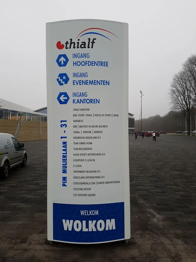 T200 zuil gecurved wit gepoedercoat.webp