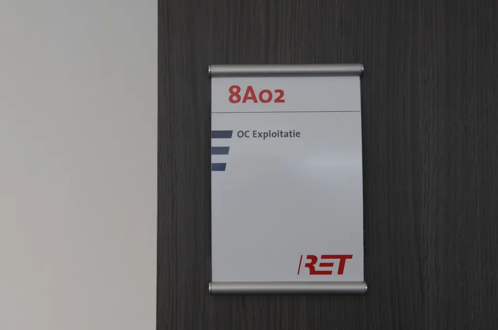 wandbord P met kokers boven en onder.webp