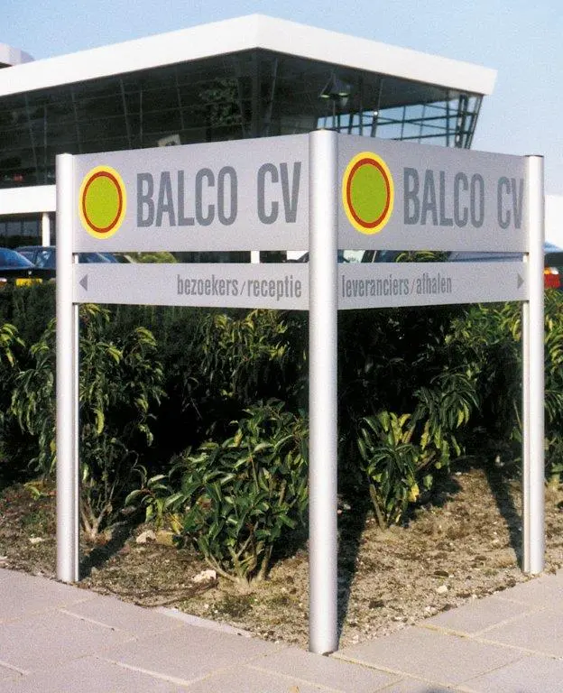 S90 hoekopstelling met panelen.webp