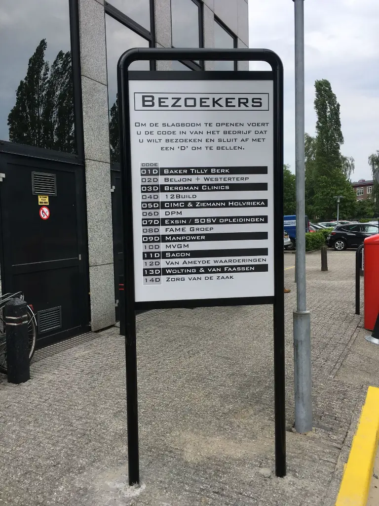 s60 console met bovenbalk in RAL zwart.webp