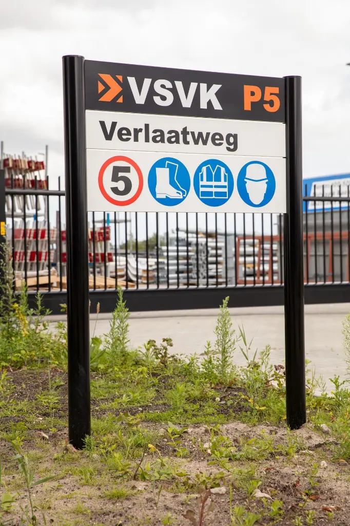 S60 console 1800mm boven maaiveld met tekstpanelen in zwart en wit gepoedercoat.webp