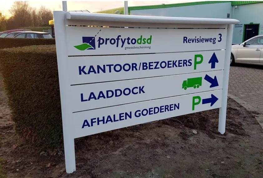 S90 console met P300 tekstpanelen en enkelzijdige LED verlichting in wit.webp