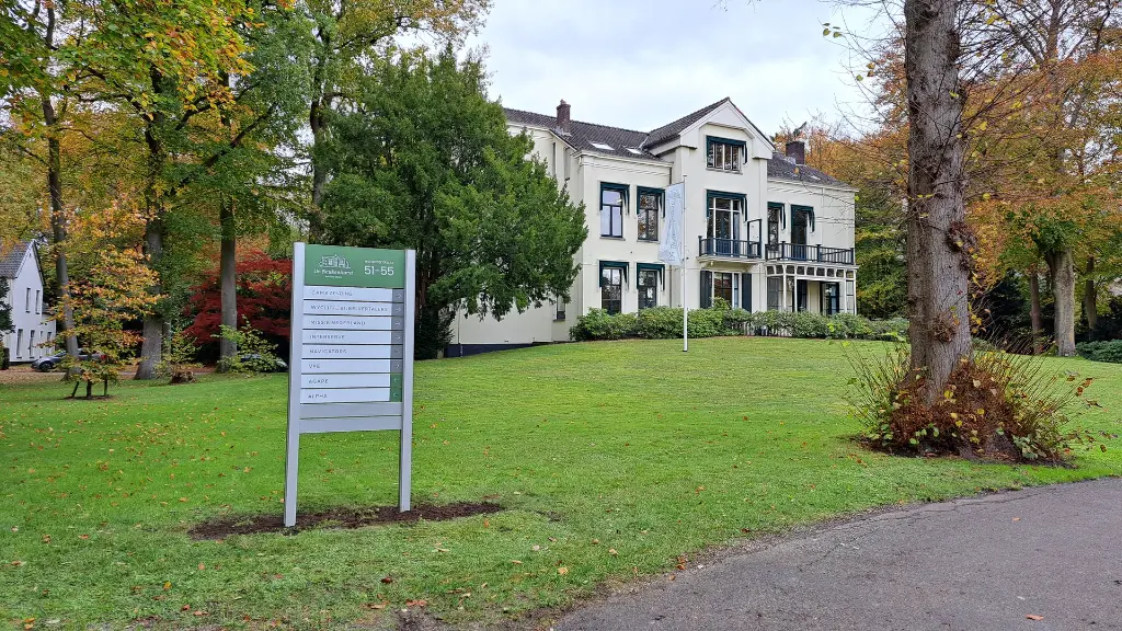 S80 console met tekstpanelen in geanodiseerd aluminium.webp