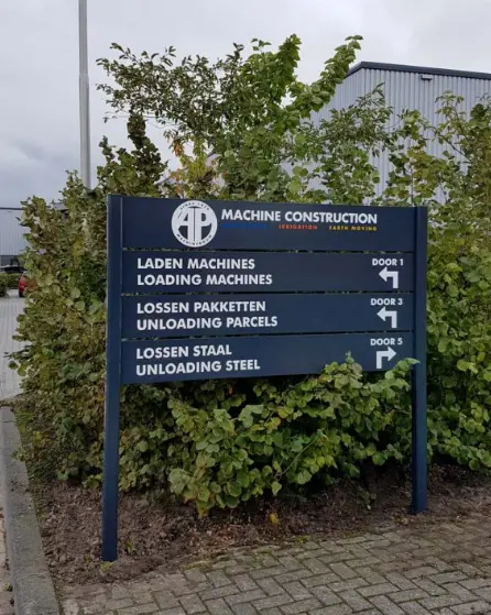 S80 console met tekstpanelen in RAL7016 gepoedercoat.webp