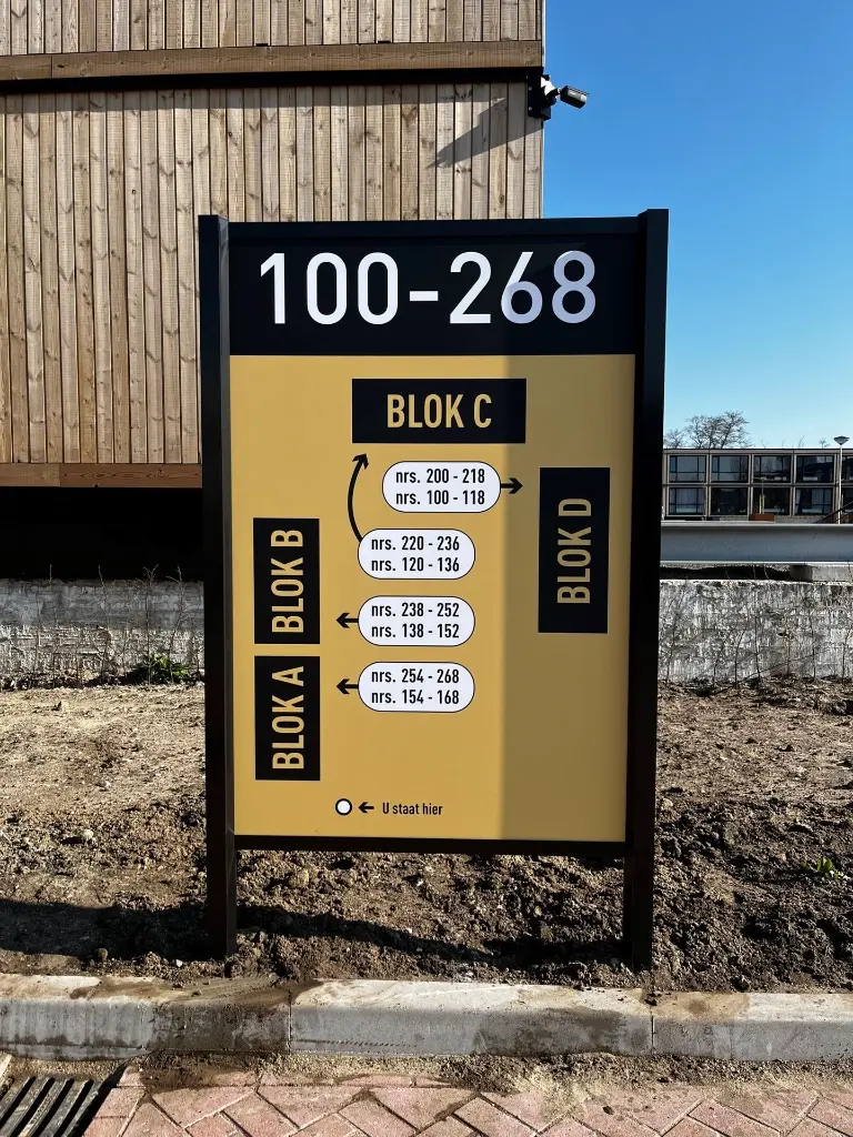 S106 console met dibond paneel in RAL zwart.webp