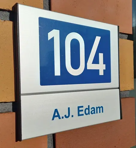 Wandbord Systeem U met zwarte kunststof zijkapjes.webp