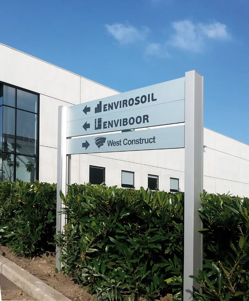 S106 console met panelen.webp