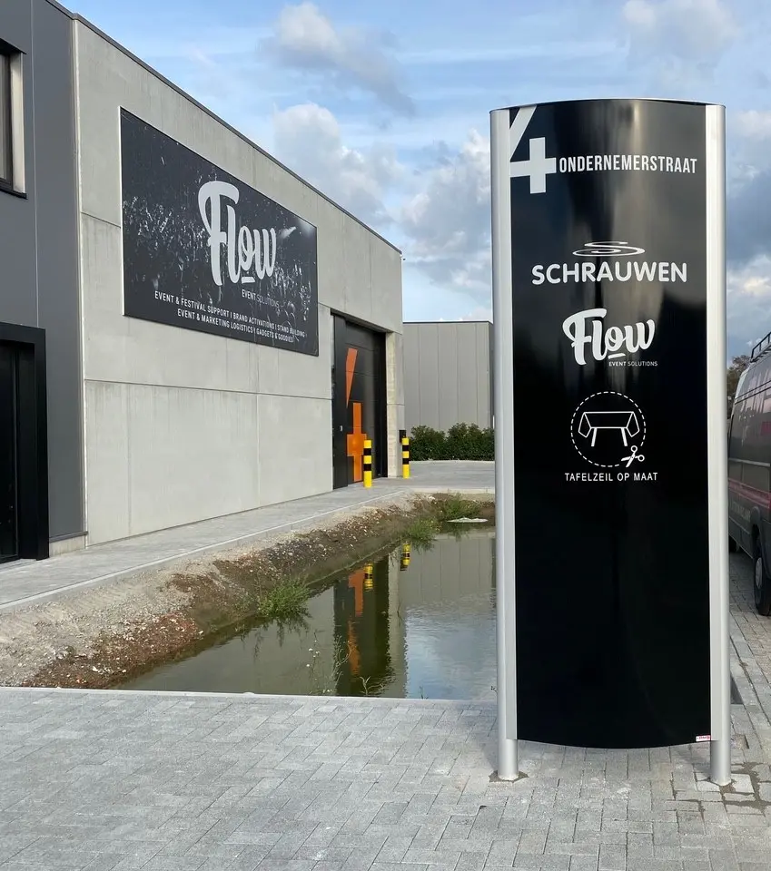 Reclamezuil T100 curved onverlicht 750 x 2000 mm