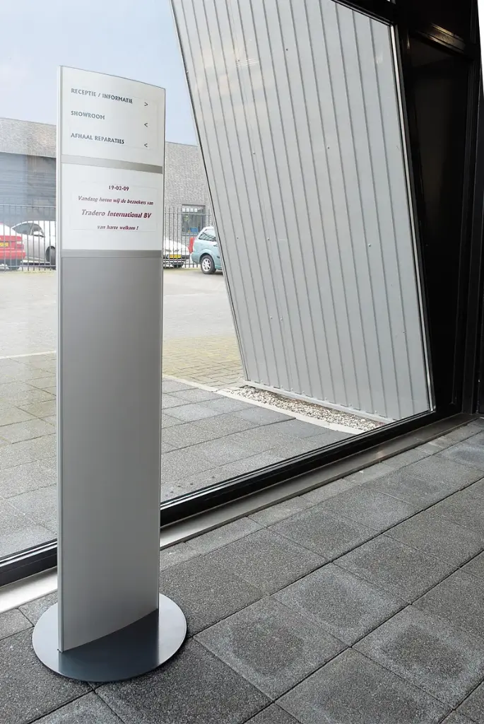 Binnenzuil Lux IX 4 x A4 - staand