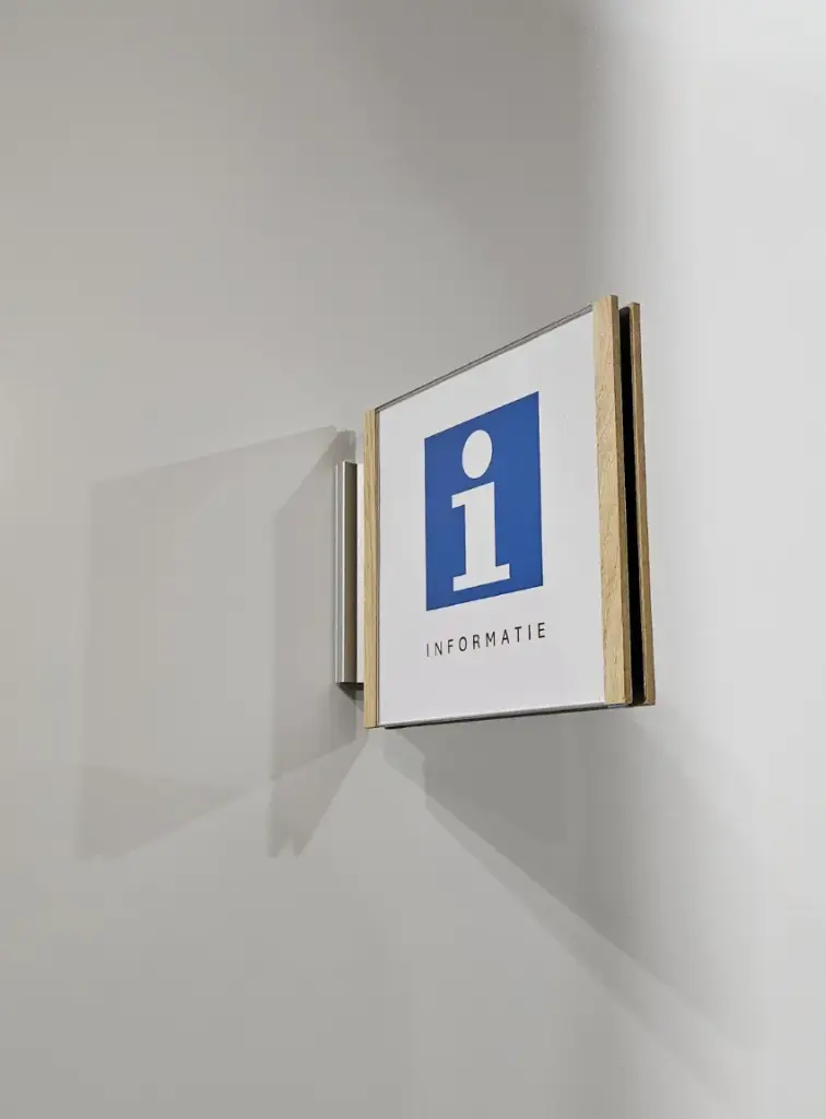 Haaks-op-de-muur bord H (Hout) 149 x 149 mm 